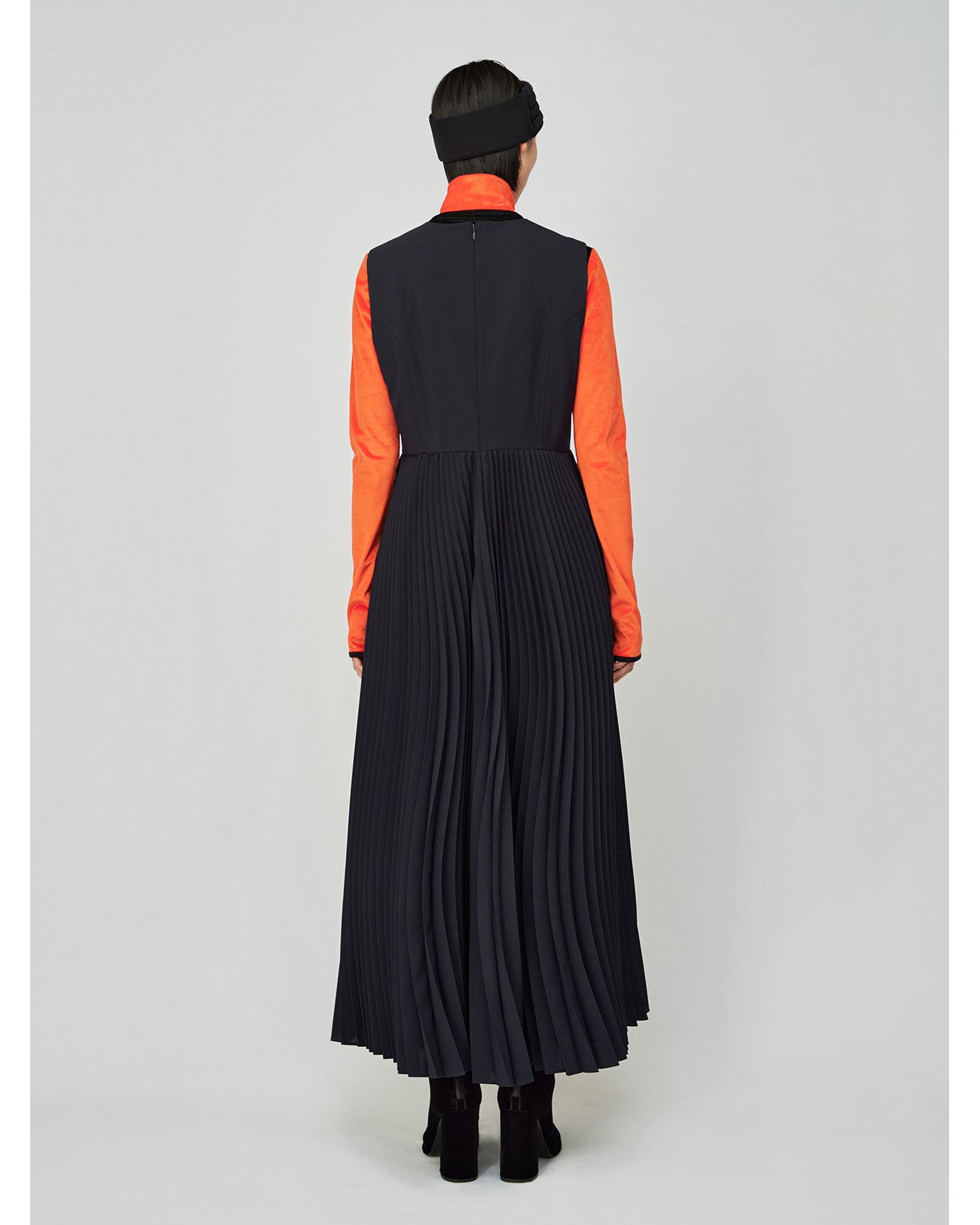 Curved Pleated Sleeveless Dress - khaki - Mame Kurogouchi
