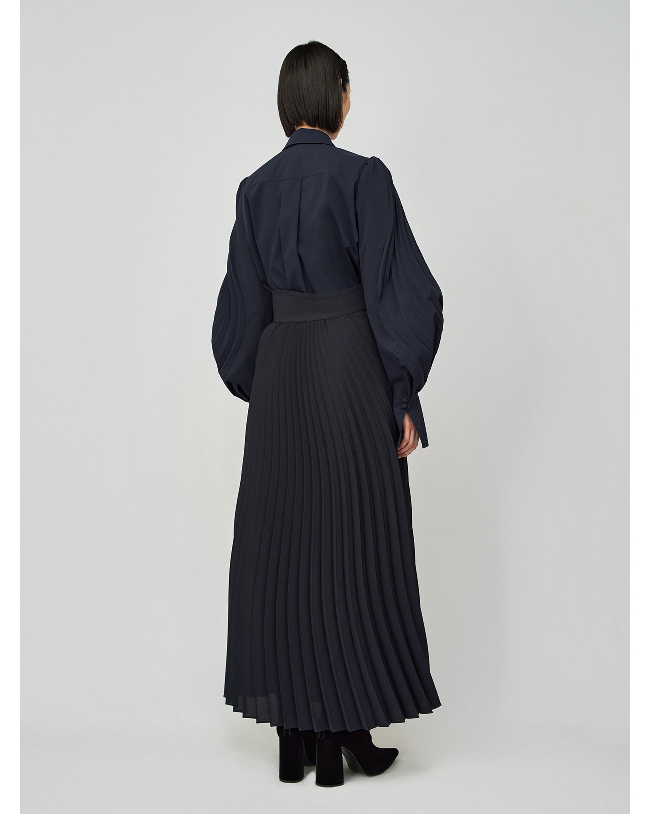 Curved Pleated Shirt - navy - Mame Kurogouchi